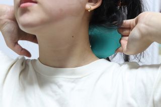힐니스북 [힐마이넥]   거북목 통증완화를 위한 휴대용 목 안마기 — 4.5점을 준 리뷰어가 2022년 12월 올린 사용 사진