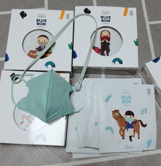 [블루 본 아이노우] 유아용 컬러마스크 40 PCS SET 2중 택 1 — 5점을 준 리뷰어가 2021년 4월 올린 사용 사진