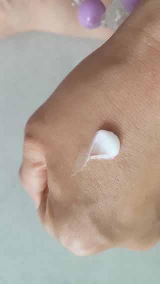 틱톡 [후르디아] 백탁NO! 화잘먹 수분광 선 에센스✨ — 5점을 준 리뷰어가 2023년 6월 올린 사용 사진