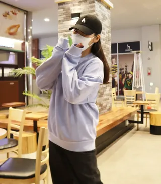 MAPLESYRUPFACTORY 메이플 피그먼트 맨투맨 8.COL — 5점을 준 리뷰어가 2022년 12월 올린 사용 사진