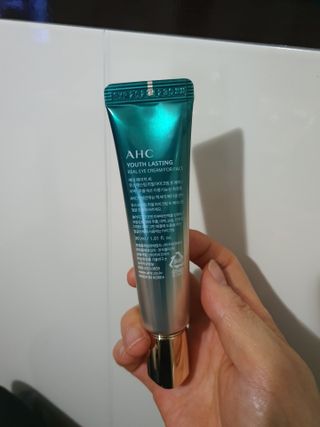 [NEW 탄력유턴 아이크림] AHC 유스 래스팅 리얼 아이크림 포 페이스 — 5점을 준 리뷰어가 2021년 3월 올린 사용 사진
