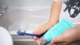 치과에서 쓰는 치약 _ 라벨제로 저불소 꼬마, 키즈, 유아, 베이비, 주니어 안전한 어린이치약 — 5점을 준 리뷰어가 2022년 11월 올린 사용 사진