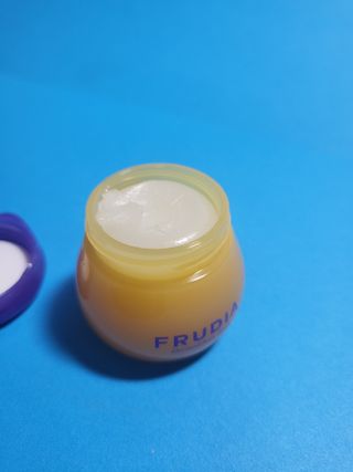 틱톡 [후르디아] 튼입술해결템 올리브영 블루베리 하이드레이팅 허니 립밤 — 5점을 준 리뷰어가 2024년 3월 올린 사용 사진