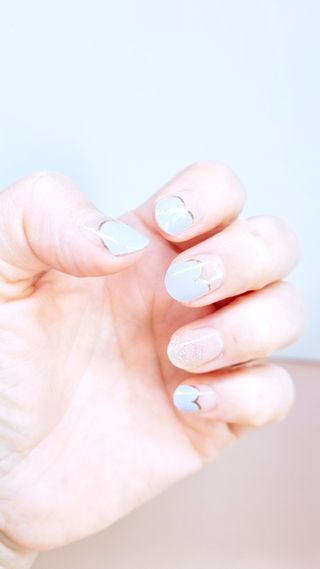[네일가게] 햇빛에 닿으면 색이 변하는 신기한 햇살 반전 네일스티커 — 4점을 준 리뷰어가 2021년 8월 올린 사용 사진
