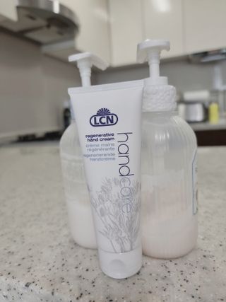 LCN(엘씨엔) LCN 리제너러티브 핸드크림 75ml 주름개선 고보습 재생핸드크림 — 5점을 준 리뷰어가 2022년 7월 올린 사용 사진