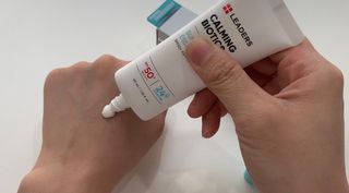 리더스코스메틱 리더스 카밍 바이오틱스 선 에센스 SPF 50+ PA++++ — 5점을 준 리뷰어가 2022년 5월 올린 사용 사진