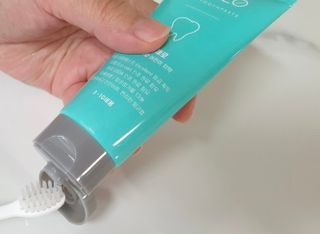 치과에서 쓰는 치약 _ 라벨제로 저불소 꼬마, 키즈, 유아, 베이비, 주니어 안전한 어린이치약 — 3.5점을 준 리뷰어가 2023년 1월 올린 사용 사진