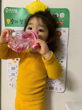 유비맘 트라이탄 코니빨대컵_컬러 랜덤 발송 — 5점을 준 리뷰어가 2021년 1월 올린 사용 사진