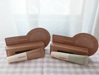 [후르디아] 올리브영 착한보습 비건 립버터 2종 — 5점을 준 리뷰어가 2022년 11월 올린 사용 사진