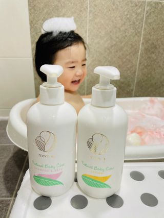mom e 맘이 내추럴 베이비 케어 샴푸앤바스+로션 — 4.5점을 준 리뷰어가 2021년 1월 올린 사용 사진