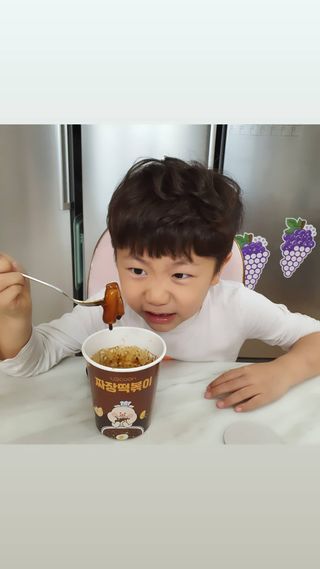 유비쿡 컵떡볶이 매운컵떡볶이2개/ 짜장컵떡볶이 2개  총 4개세트 — 5점을 준 리뷰어가 2021년 3월 올린 사용 사진