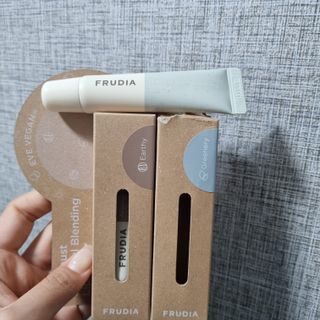 [후르디아] 올리브영 착한보습 비건 립버터 2종 — 5점을 준 리뷰어가 2022년 2월 올린 사용 사진
