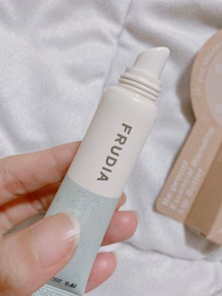 [후르디아] 올리브영 착한보습 비건 립버터 2종 — 5점을 준 리뷰어가 2021년 12월 올린 사용 사진