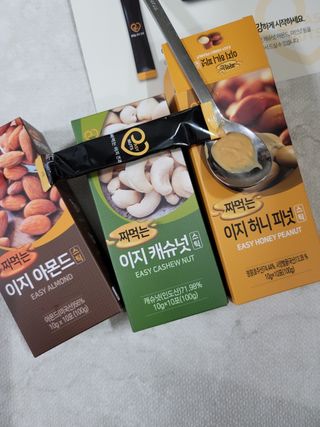 짜먹는 이지견과 짜먹는 이지아몬드, 짜먹는 이지허니피넛, 짜먹는 이지캐슈넛 각 10g X  10포 — 5점을 준 리뷰어가 2021년 1월 올린 사용 사진