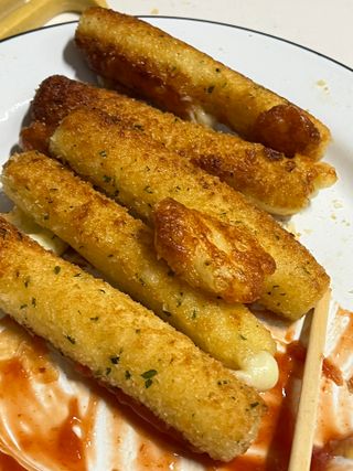 디케이식품(주) 고르곤졸라&모짜렐라 치즈스틱 400g — 4점을 준 리뷰어가 2023년 3월 올린 사용 사진