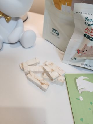 [펫시밀] 원물그대로 영양듬뿍 동결건조 왕북어트릿300g,왕치킨트릿400g,열빙어트릿300g 대용량 간식 — 5점을 준 리뷰어가 2023년 5월 올린 사용 사진