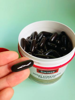 Swisse 스위스 고함량 프로폴리스 2,000mg 210정 — 5점을 준 리뷰어가 2021년 11월 올린 사용 사진
