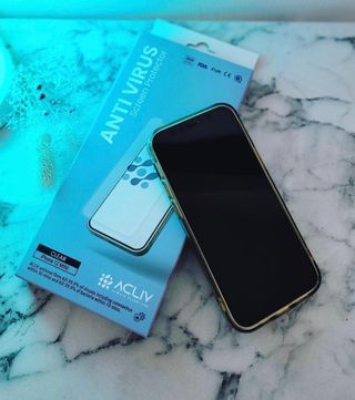 아클리브 Premium 항균 항바이러스 액정 보호필름(iPhone) — 4점을 준 리뷰어가 2022년 10월 올린 사용 사진