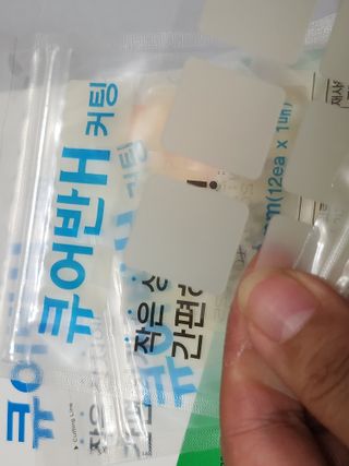 [큐어반H 커팅] 간편하게 떼서 쓰는 자외선차단 습윤밴드 (1팩/30매입) — 5점을 준 리뷰어가 2022년 11월 올린 사용 사진