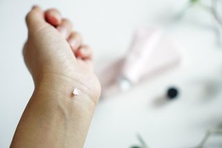 러브모아 향수 고체향수 승무원 고체향수 바르는 향수 니치향수 도손 우드세이지 앤 씨솔트 — 5점을 준 리뷰어가 2022년 12월 올린 사용 사진