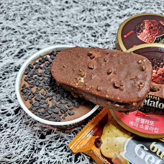 롯데제과 본젤라또 비스킷&바닐라카라멜바, 본젤라또 베리쇼콜라컵 — 5점을 준 리뷰어가 2021년 12월 올린 사용 사진