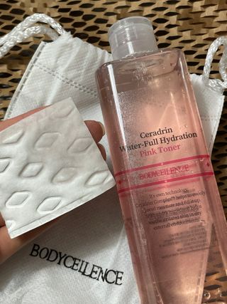 [바디셀런스] 속보습+사용감+향 모두 잡은 / 세라드린 속보습 핑크토너 300ml — 5점을 준 리뷰어가 2022년 2월 올린 사용 사진