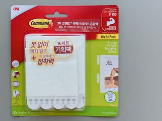 [3M 코맨드] 무타공 못없이 액자걸이 부착 테이프 혼합팩 16종 기획세트 — 5점을 준 리뷰어가 2024년 7월 올린 사용 사진