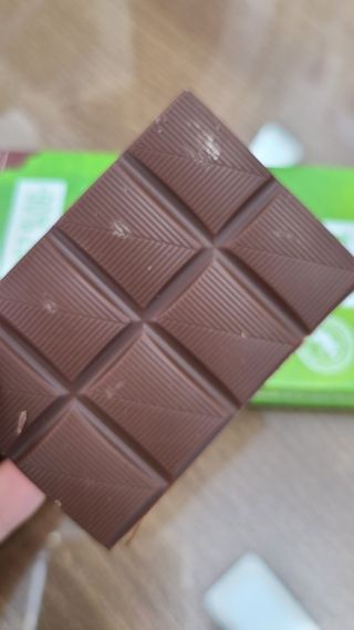 당류2g 자일리톨로 단맛을낸 슈카 퓨어비건 무설탕초콜릿 Xucker vegan 2개입 — 5점을 준 리뷰어가 2021년 4월 올린 사용 사진