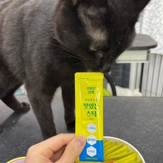페페로니 맛있는 스틱 - 무항생제 닭고기 15개 + 원양선 참치 15개 — 4점을 준 리뷰어가 2021년 8월 올린 사용 사진
