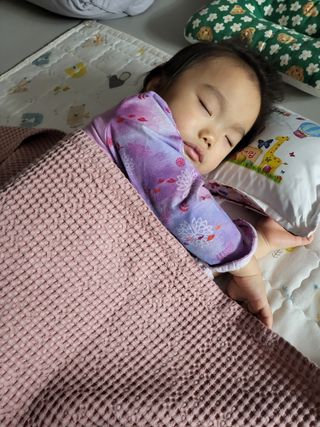[쿠쿠드림] 완벽 항균 아기 애착이불 — 5점을 준 리뷰어가 2022년 12월 올린 사용 사진