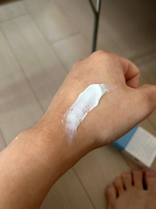 틱톡 [후르디아] 백탁NO! 화잘먹 수분광 선 에센스✨ — 5점을 준 리뷰어가 2023년 7월 올린 사용 사진
