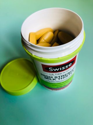 Swisse 스위스 고함량 밀크씨슬 35,000mg 60정 — 5점을 준 리뷰어가 2021년 11월 올린 사용 사진