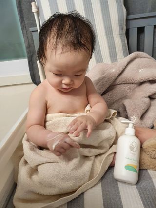 mom e 맘이 내추럴 베이비 케어 샴푸앤바스+로션 — 4점을 준 리뷰어가 2021년 1월 올린 사용 사진