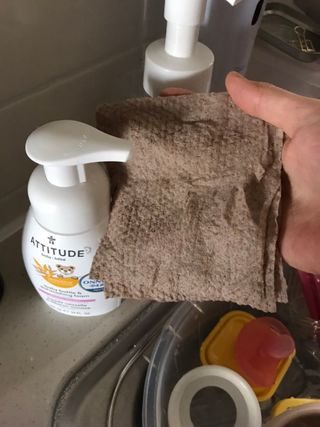 에티튜드 천연 젖병세정제 무향 아토베이비 폼타입 (295ml) 천연 친환경 비건 — 5점을 준 리뷰어가 2022년 8월 올린 사용 사진