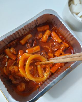 화끈한녀석들 새오똥400g 새우,오징어,똥집 볶음요리 소스,밀떡, 참기름 포함 — 5점을 준 리뷰어가 2022년 11월 올린 사용 사진