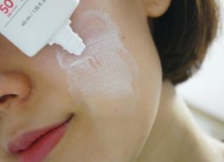 리더스코스메틱 리더스 카밍 바이오틱스 선 에센스 SPF 50+ PA++++ — 5점을 준 리뷰어가 2022년 5월 올린 사용 사진