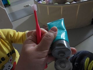 치과에서 쓰는 치약 _ 라벨제로 저불소 꼬마, 키즈, 유아, 베이비, 주니어 안전한 어린이치약 — 5점을 준 리뷰어가 2023년 2월 올린 사용 사진