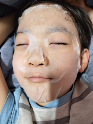 소이베베X신비아파트 키즈 아토 활력 마스크팩(금비 모양) 1+1 — 5점을 준 리뷰어가 2023년 3월 올린 사용 사진