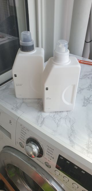 [생활공작소] 섬유유연제 + 세탁세제 1.5L 릴리향 — 4.5점을 준 리뷰어가 2021년 2월 올린 사용 사진