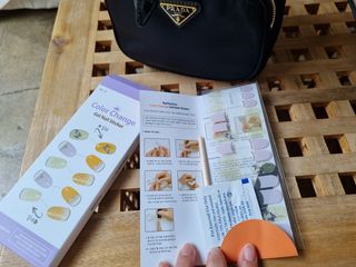 [네일가게] 햇빛에 닿으면 색이 변하는 신기한 햇살 반전 네일스티커_B — 3점을 준 리뷰어가 2021년 8월 올린 사용 사진