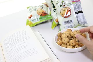 오리온 오징어땅콩의 짭짤고소 신제품, 구운김땅콩 — 5점을 준 리뷰어가 2022년 5월 올린 사용 사진