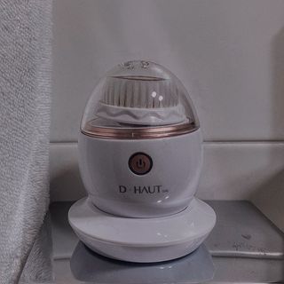 디하우트 랩 디하우트랩 클렌징 피부관리기 진동클렌저 실리콘+2종 인조모 브러시 — 5점을 준 리뷰어가 2021년 12월 올린 사용 사진