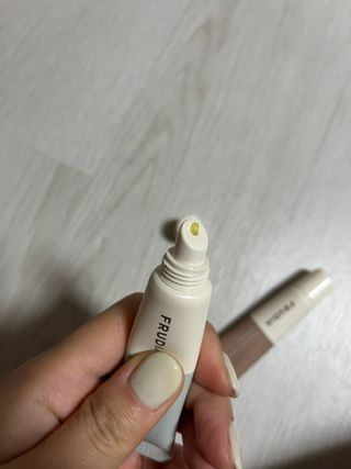 [후르디아] 올리브영 착한보습 비건 립버터 2종 — 5점을 준 리뷰어가 2022년 11월 올린 사용 사진