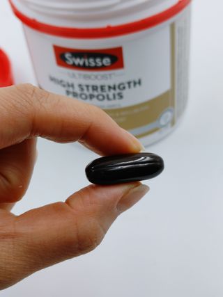 Swisse 스위스 고함량 프로폴리스 2,000mg 210정 — 4.5점을 준 리뷰어가 2021년 11월 올린 사용 사진