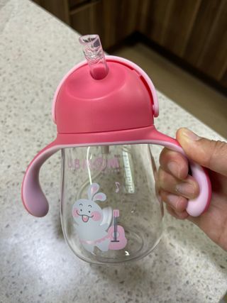 유비맘 트라이탄 코니빨대컵_컬러 랜덤 발송 — 5점을 준 리뷰어가 2021년 3월 올린 사용 사진