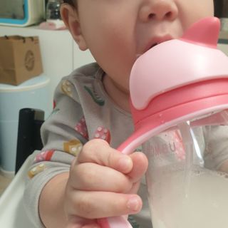 유비맘 트라이탄 코니빨대컵_컬러 랜덤 발송 — 5점을 준 리뷰어가 2021년 1월 올린 사용 사진