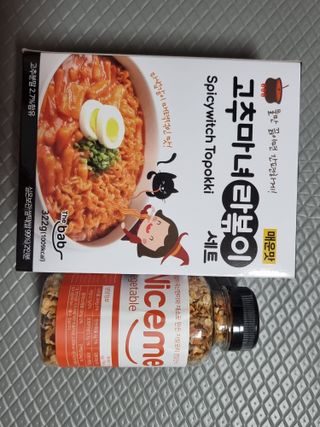 더밥  고추마녀 라볶이 +  나이스미 무설탕 현미후레이크 — 5점을 준 리뷰어가 2021년 10월 올린 사용 사진