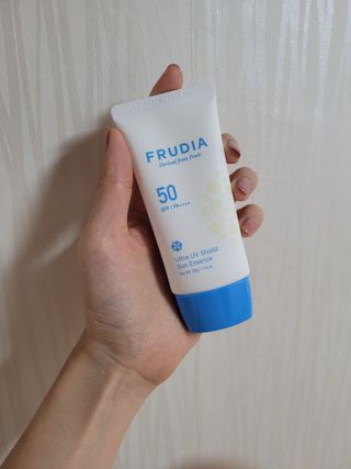 틱톡 [후르디아] 백탁NO! 화잘먹 수분광 선 에센스✨ — 5점을 준 리뷰어가 2023년 9월 올린 사용 사진