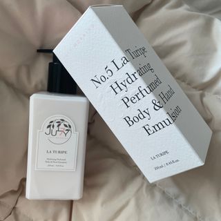 줄라이 모닝 _ JULY MORNING 줄라이모닝 하이드레이팅 퍼퓸드 바디앤핸드 에멀젼 — 5점을 준 리뷰어가 2021년 10월 올린 사용 사진