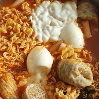 더밥  고추마녀 라볶이 +  나이스미 무설탕 현미후레이크 — 5점을 준 리뷰어가 2021년 10월 올린 사용 사진